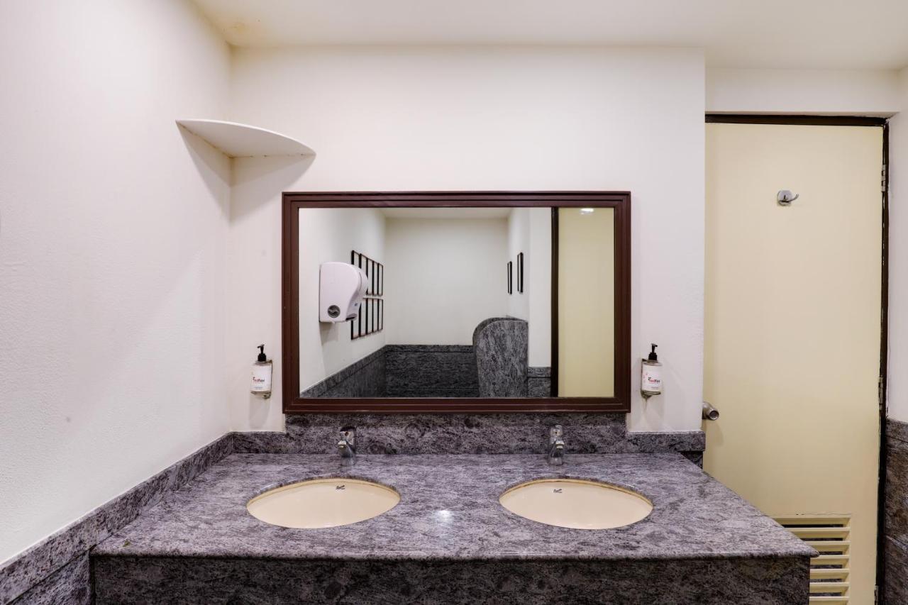Red Fox By Lemon Tree Hotels, East Delhi Exteriör bild