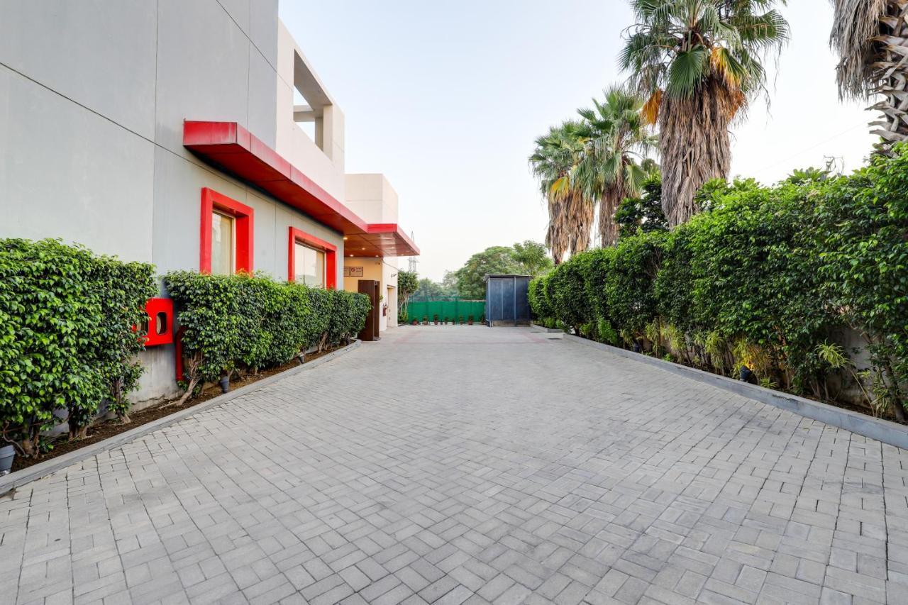 Red Fox By Lemon Tree Hotels, East Delhi Exteriör bild