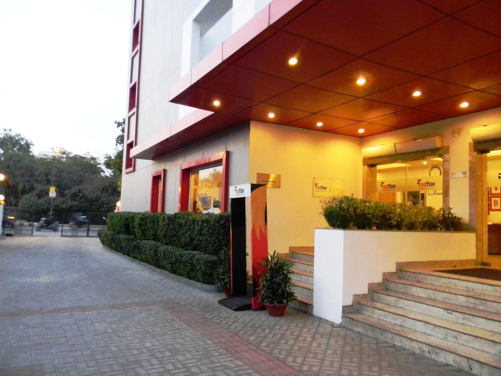 Red Fox By Lemon Tree Hotels, East Delhi Exteriör bild