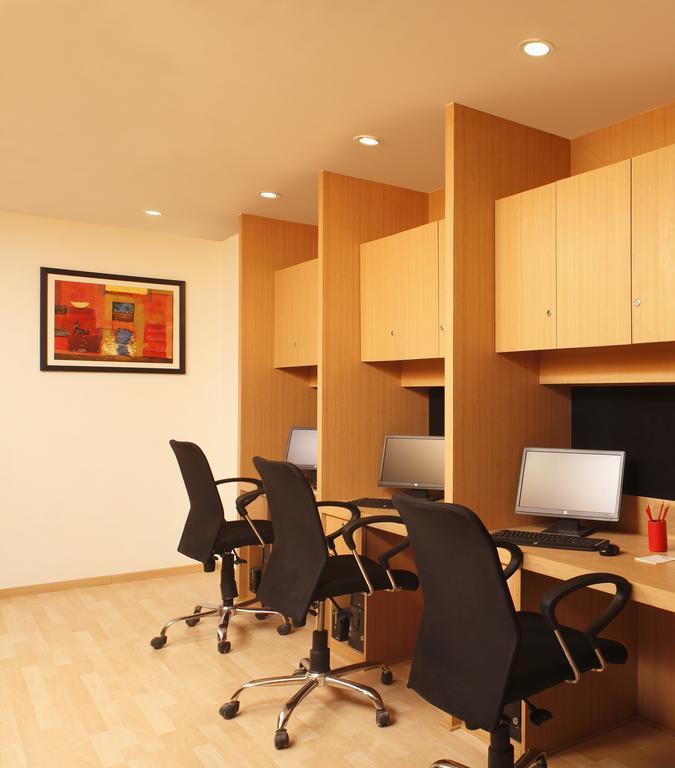Red Fox By Lemon Tree Hotels, East Delhi Exteriör bild